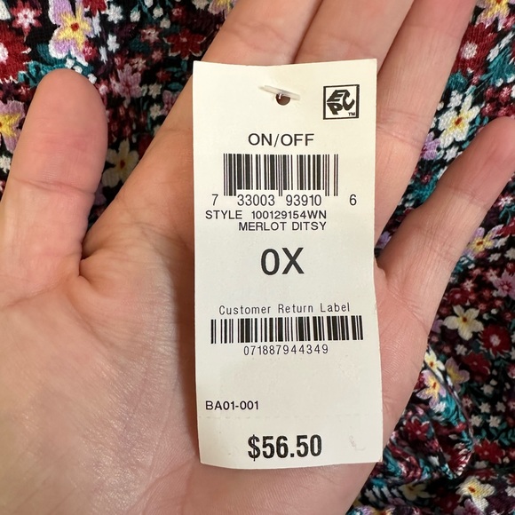 NWT. Women’s beautiful floral top. Size 0X. - Picture 5 of 10